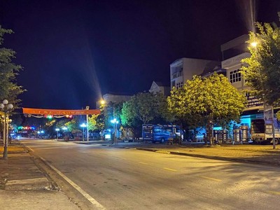 Người dân huyện Phù Yên được yêu cầu không ra khỏi nhà khi không có việc cần thiết để phòng, chống dịch bệnh Covid-19.