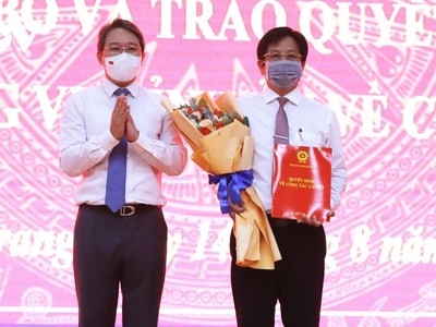 Ông Nguyễn Hải Ninh, Bí thư Tỉnh ủy Khánh Hòa trao quyết định cho ông Hồ Văn Mừng.