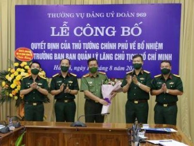 Thủ trưởng Bộ Tư lệnh Bảo vệ Lăng chúc mừng Đại tá Đỗ Xuân Tiệp.