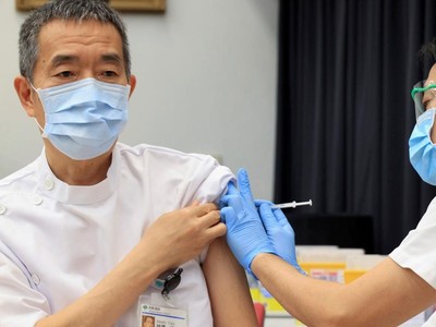 Nhật Bản tiêm chủng vaccine ngừa Covid-19. Ảnh: Reuters.