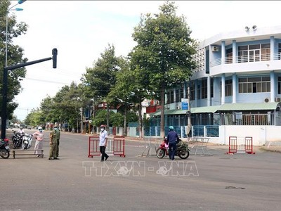 Chốt kiểm soát tại trục đường Tôn Đức Thắng và Nguyễn Tất Thành thuộc phường Hưng Long, thành phố Phan Thiết (Bình Thuận). Ảnh: TTXVN.