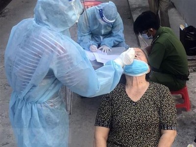 Xét nghiệm sàng lọc COVID-19 cho người dân phường Vĩnh Quang, thành phố Rạch Giá. (Ảnh: Lê Sen/TTXVN).