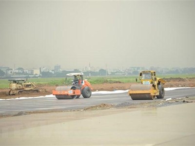 Các đơn vị thi công Dự án cải tạo nâng cấp đường cất hạ cánh, đường lăn sân bay Tân Sơn Nhất. (Ảnh: Thành Chung/TTXVN).
