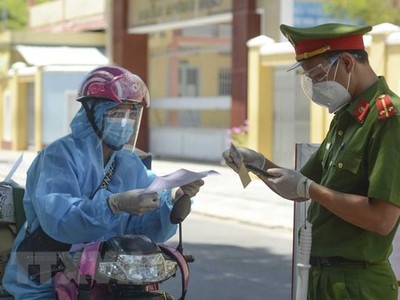 Lực lượng chức năng tại các chốt kiểm tra các loại giấy tờ của shipper. (Ảnh: Văn Dũng/TTXVN).