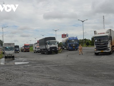 Ghi nhận buổi sáng nay 26 tháng 8 hàng dài xe xếp hàng chờ.