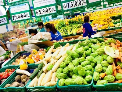 Nhân viên siêu thị soạn đơn hàng cho đi chợ hộ.