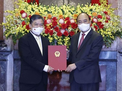 Chủ tịch nước Nguyễn Xuân Phúc trao Quyết định bổ nhiệm Đại sứ Đặc mệnh toàn quyền Việt Nam tại Campuchia cho đồng chí Nguyễn Huy Tăng.