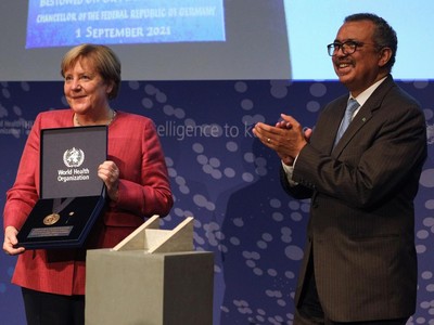 Tổng Giám đốc WHO Tedros Adhanom Ghebreyesus trao huy chương lãnh đạo toàn cầu của WHO cho Thủ tướng Đức Angela Merkel. Ảnh: EPA.