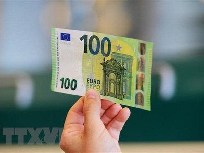 Đồng tiền mệnh giá 100 euro tại Rome, Italy. (Ảnh: AFP/TTXVN).