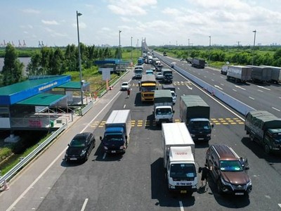 Các phương tiện dừng để thực hiện khai báo tại chốt kiểm soát cầu Bạch Đằng (Quảng Ninh). (Ảnh: TTXVN phát).