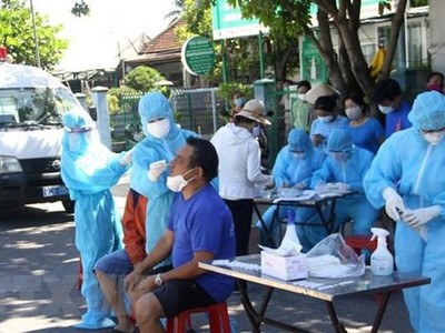 Lực lượng y tế lấy mẫu xét nghiệm COVID-19. (Ảnh: Phước Tuệ/TTXVN).