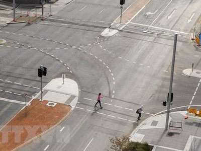 Cảnh vắng vẻ trên đường phố ở Canberra, Australia, ngày 21/8/2021. (Ảnh: THX/TTXVN).