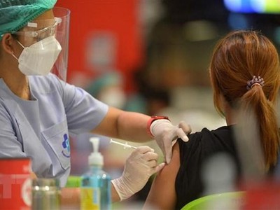 Nhân viên y tế tiêm vaccine ngừa COVID-19 cho người dân tại Bangkok, Thái Lan ngày 23/8/2021. (Ảnh: THX/TTXVN)
