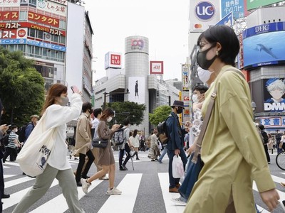 Nhật Bản đang nghiên cứu lộ trình nới lỏng các hạn chế vào khoảng tháng 11 khi phần lớn dân số dự kiến ​​sẽ được tiêm chủng đầy đủ. Ảnh: Japan Times.