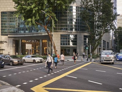 Người dân đeo khẩu trang đi bộ trên một con phố ở Singapore. Ảnh: Bloomberg.