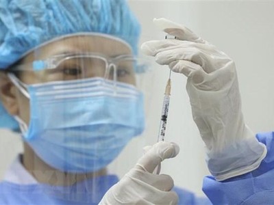 Tiêm vaccine phòng COVID-19 của hãng Pfizer. (Ảnh: Minh Quyết/TTXVN).