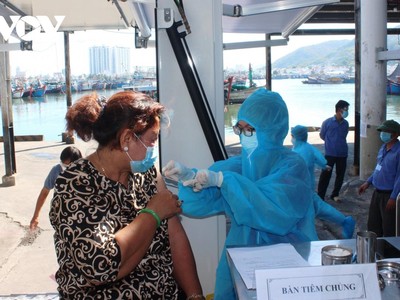 Tiêm vaccine cho người dân ở Cảng cá Hòn Rớ, Nha Trang.