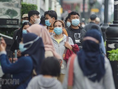 Người dân đeo khẩu trang phòng lây nhiễm COVID-19 tại Bandung, Indonesia. (Ảnh: THX/TTXVN).