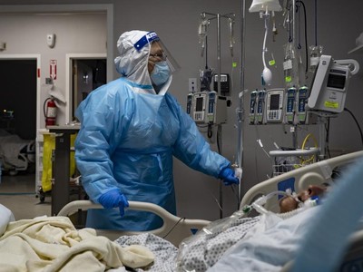 Trong những nước được phân tích trong nghiên cứu, tuổi thọ nam giới giảm ở 15 nước và tuổi thọ của phụ nữ giảm ở 11 nước. Ảnh minh họa: Bloomberg.