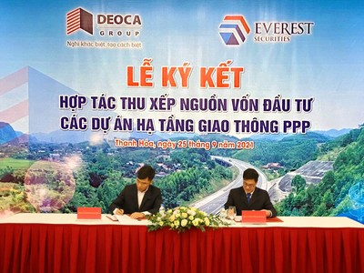 Ông Nguyễn Văn Hải - Tổng giám đốc DCG và ông Nguyễn Thành Chung - Tổng Giám đốc EVS thực hiện ký kết.