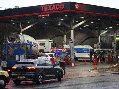 Xe xếp hàng chờ bơm xăng tại thủ đô London - Anh hôm 27/9. Ảnh: Reuters.