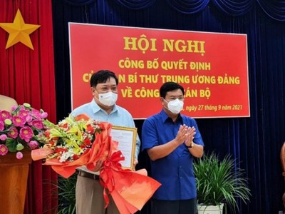 Ông Nguyễn Tiến Hải, Bí thư Tỉnh uỷ Cà Mau đã trao quyết định cho ông Phạm Thành Ngại.
