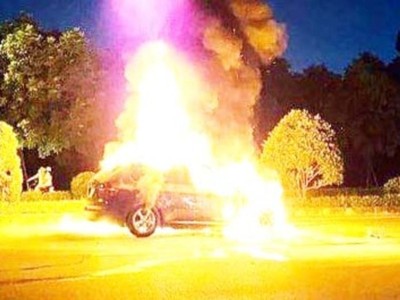 Chiếc xe đang chạy trên đường bất ngờ phát hỏa, bị thiêu rụi.