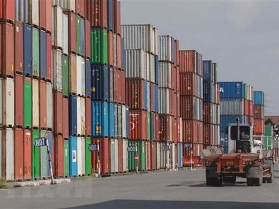 Container hàng hóa tại cảng Cát Lái. (Ảnh: Quang Châu/TTXVN).