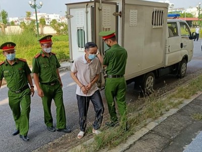 Bị cáo Hồ Đình Tùng được lực lượng chức năng áp giải tới tòa sáng 1/10.