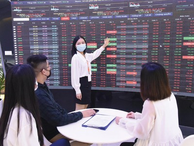 Giá dầu tăng cao giúp nhóm cổ phiếu dầu khí thu hút sự quan tâm của nhiều nhà đầu tư.