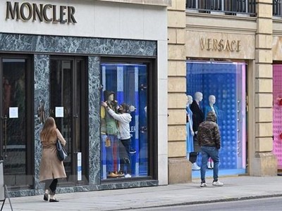 Một cửa hàng thời trang ở London, Anh. (Ảnh: AFP/TTXVN).