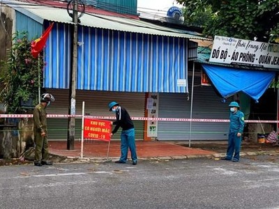 Lực lượng chức năng tiến hành phong tỏa các khu có nguy cơ lây nhiễm tại xã Chu Hóa, thành phố Việt Trì. (Ảnh: Trung Kiên/TTXVN).