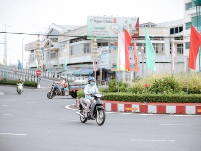 Người dân nội tỉnh Bến Tre đi lại bình thường.