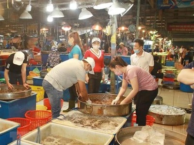 Mặt hàng thủy hải sản được buôn bán tại Chợ đầu mối Bình Điền. (Ảnh minh họa: Đinh Hằng/TTXVN).