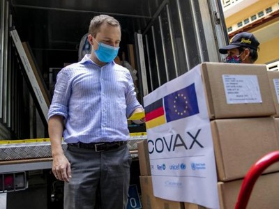 Việc hỗ trợ vaccine thông qua cơ chế COVAX đã chứng tỏ hiệu quả trong phòng, chống dịch. Ảnh: Unicef.