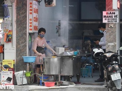 Hà Nội vẫn cho phép nhà hàng, cơ sở kinh doanh dịch vụ ăn uống (trừ quán rượu, bia, bia hơi) được bán hàng tại chỗ nhưng phải đóng cửa trước 21h hàng ngày để phòng, chống dịch (Ảnh: Mạnh Quân).