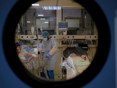 Các bệnh nhân Covid-19 được điều trị trong phòng cách ly tại một bệnh viện ở Bucharest, Romania ngày 22/10/2021. Ảnh: AP.