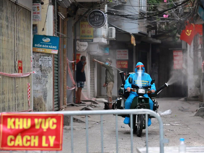 Lực lượng chức năng phun khử khuẩn bên trong khu vực phong tỏa trên địa bàn xã Ninh Hiệp (Ảnh: Gia Đoàn).