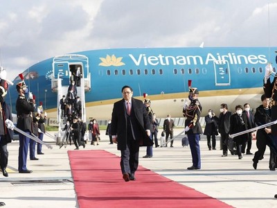 Lễ đón Thủ tướng Phạm Minh Chính tại sân bay Orly, Thủ đô Paris. (Ảnh: Dương Giang/TTXVN).