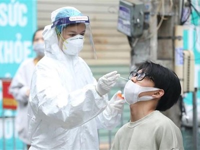 Nhân viên y tế lấy mẫu xét nghiệm COVID-19 cho người dân xã Ninh Hiệp (huyện Gia Lâm), ngày 02/11. (Ảnh: Minh Quyết/TTXVN).