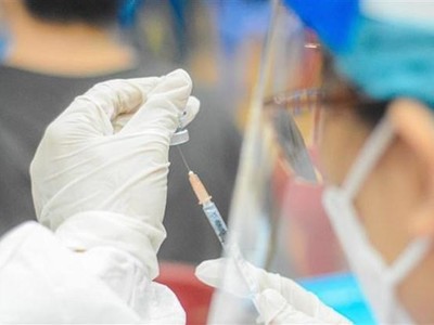 Chuẩn bị vaccine phòng COVID-19 trước tiêm. (Ảnh: Văn Dũng/TTXVN).