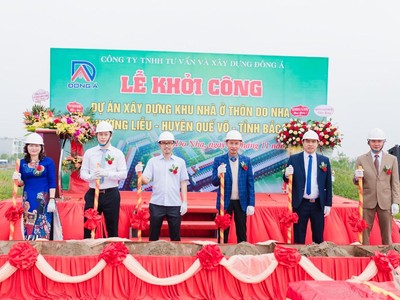 Đại diện chủ đầu tư và khách mời thực hiện nghi thức khởi công dự án