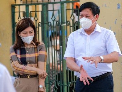 Thứ trưởng Bộ Y tế Đỗ Xuân Tuyên kiểm tra công tác, phòng chống dịch tại Bệnh viện Đa khoa tỉnh Hưng Yên.