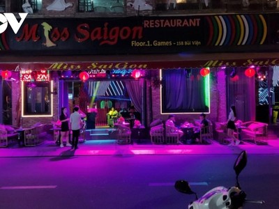 Một quán bar tại phố Bùi Viện, TP.HCM chuyển sang bán đồ uống, cơm trưa chờ ngày được hoạt động trở lại.