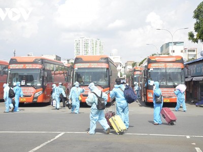 Người tiêm đủ liều vaccine COVID-19 hoặc khỏi bệnh COVID-19 trong vòng 6 tháng từ vùng dịch cấp độ 4, 3 sẽ chỉ tự theo dõi sức khoẻ tại nhà.