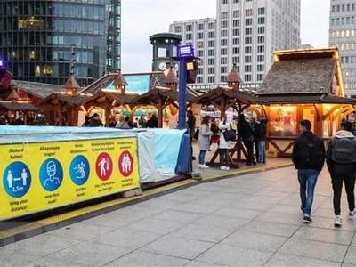 Bảng thông báo các biện pháp phòng dịch COVID-19 tại một khu chợ ở Berlin, Đức. (Ảnh: THX/TTXVN).