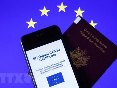 Hộ chiếu và chứng chỉ số COVID-19 do Liên minh châu Âu ban hành, tại Brussels, Bỉ ngày 16/6/2021. (Ảnh: AFP/TTXVN).