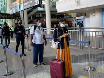 Hành khách ở sân bay Indonesia. (Nguồn: AFP/TTXVN).