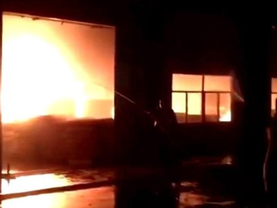 Vụ hỏa hoạn khiến khu nhà xưởng bị đổ sập, nhiều tài sản bị thiêu rụi, hư hỏng (Ảnh: A.X).