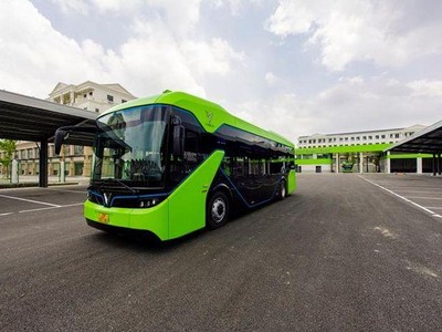 Hình ảnh xe buýt điện chạy thử ngày 8/4. 